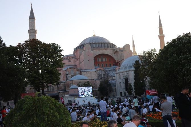 Ayasofya’da 86 yıl aradan sonra ilk bayram namazı kılındı 6