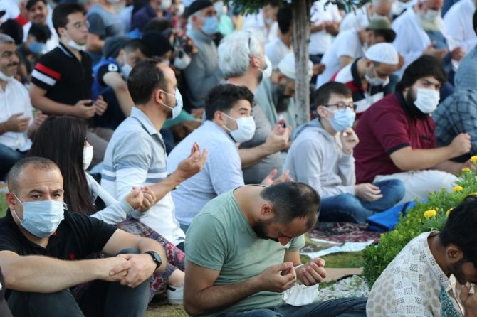 Ayasofya’da 86 yıl aradan sonra ilk bayram namazı kılındı 7