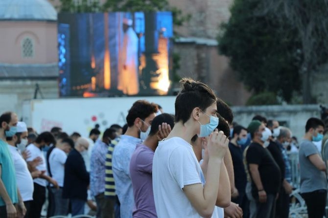 Ayasofya’da 86 yıl aradan sonra ilk bayram namazı kılındı 9