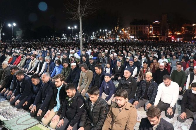 Ayasofya'da 88 yılın ardından ilk teravih kılındı 10