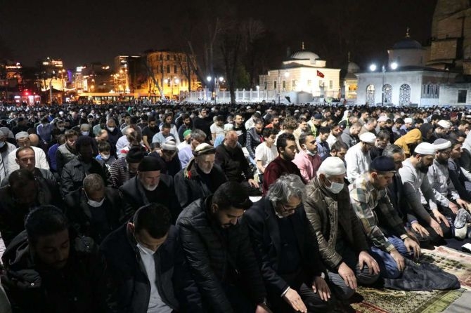 Ayasofya'da 88 yılın ardından ilk teravih kılındı 11