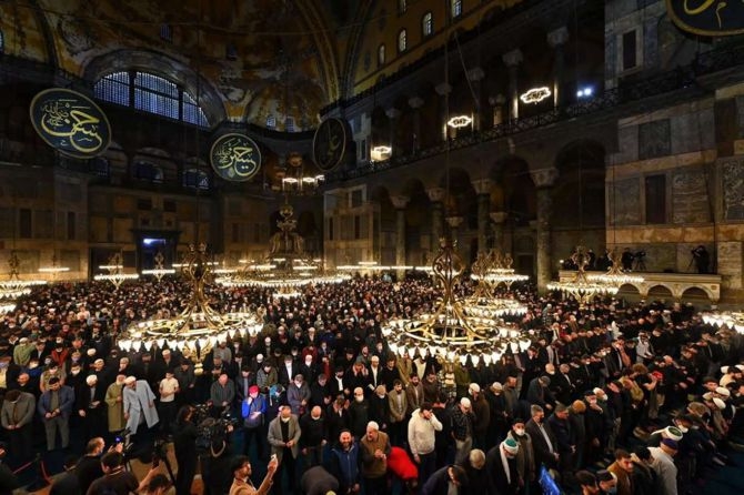 Ayasofya'da 88 yılın ardından ilk teravih kılındı 9