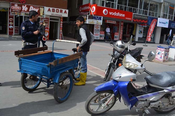 Sen misin kaldırımda bisiklet kullanan? 11