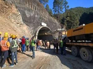 Hindistan'da çöken tünelde mahsur kalan 40 işçi henüz kurtarılamadı