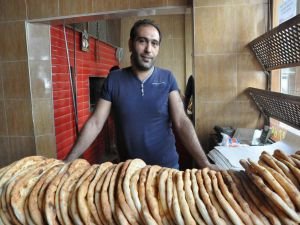 17 yıldır Ramazan ayında muhtaçlara ekmek dağıtıyor