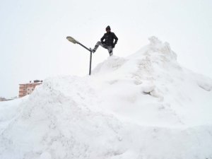Bitlis'te araçlar  ve elektrik direkleri kar'a gömüldü