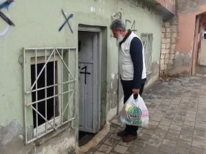 Umut Kervanı Batman'da sel mağdurlarına gıda yardımı yaptı