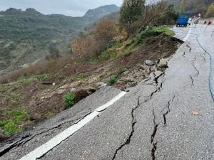 Bartın-Kastamonu yolunda heyelan