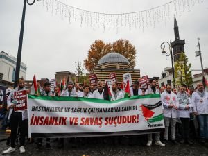 Diyarbakır sağlıkçıları kanlı önlükleriyle Gazze'deki meslektaşları için yürüdü