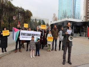 İşgalcilerle ticaretin devam etmesi Ticaret Bakanlığı'nın önünde protesto edildi