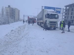 Bitlis'te yoğun kar yağışı nedeniyle yüzlerce araç yolda kaldı