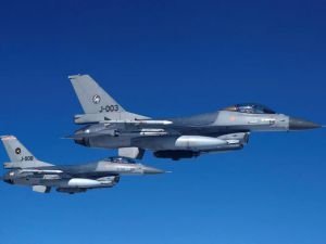 Danimarka, Ukrayna'ya F-16 göndermeyi erteledi