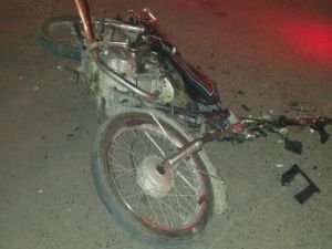 Motosiklet minibüse çarptı: 2 yaralı