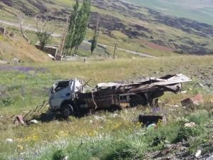 Virajı alamayan kamyon şarampole yuvarlandı: 2 ölü