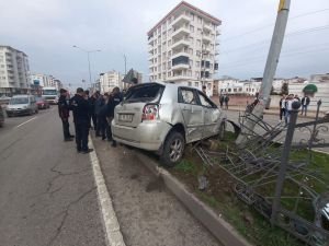 Refüje çıkan otomobilde bir kişi ağır yaralandı