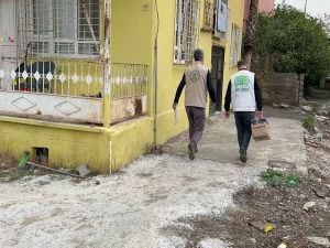 Umut Kervanı Üç aylar münasebetiyle deprem bölgesinde yardım dağıttı