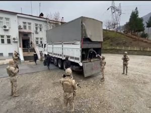 Bitlis'te tırın dorsesinde 76 düzensiz göçmen yakalandı