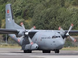 C-160 kargo uçağı acil iniş yaptı