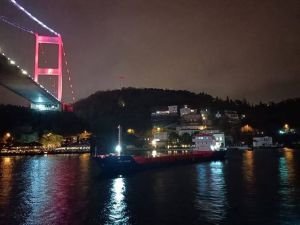 İstanbul Boğazı'nda gemi trafiği askıya alındı