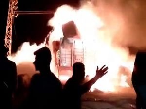 Elektrik tellerine çarpan saman yüklü TIR alev aldı