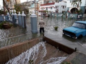 Deniz seviyesinin yükselmesiyle Havana sokakları göle döndü