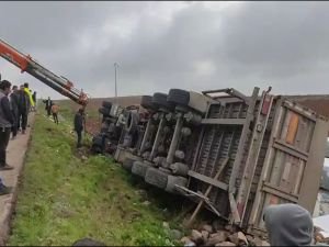 "Suruç Ölüm Yolu"nda yine kaza: Tır şarampole devrildi