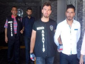 Kendilerini polis olarak tanıtıp 2 kişiyi dolandırdılar
