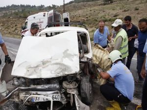 Araçta sıkışan sürücü acı içinde kurtarılmayı bekledi