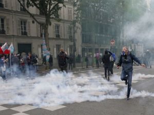 Paris'te iş yasası karşıtı protestolarda çatışmalar yaşanıyor!