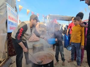 Yetimler Vakfı, Gazze'de her gün iftarlık sıcak yemek dağıtıyor