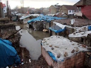 Yağmurdan sonra evlerinden çıkamaz hale geldiler