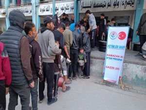 Yetimler Vakfı, Gazze'de iftarlık sıcak yemek dağıtımını sürdürüyor