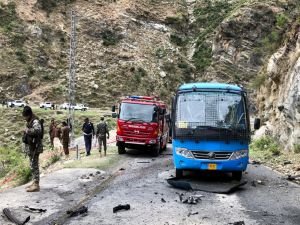 Pakistan'da bombalı saldırı: 5'i Çinli 6 ölü