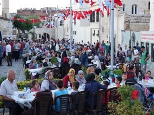 Binlerce kişi birlikte iftar açıyor