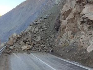 Hakkari'de Yüksekova-Van kara yolunda heyelan