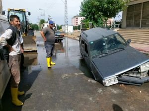 Belediyenin kazdığı çukura araba düştü:2 yaralı