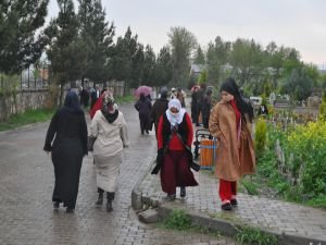 Kabristanlarda yoğun yağmura rağmen arefe günü yoğunluğu