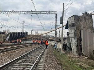 Demiryolu üzerindeki köprü çöktü: 1 ölü, 5 yaralı