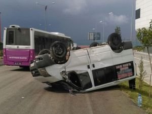 Karşı şeride geçerken takla atan araçta iki kişi yaralandı