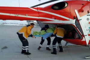 Kar'da mahsur kalan hastalar helikopterle kurtarıldı