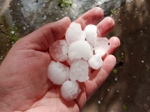 Diyarbakır'da ceviz büyüklüğünde dolu yağdı