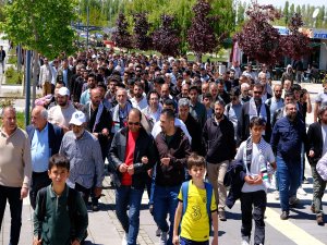 YYÜ’de akademisyen ve öğrenciler Filistin için "sessiz yürüyüş" düzenledi