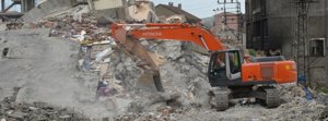 Ağır hasar gören binaların yıkımına başlandı