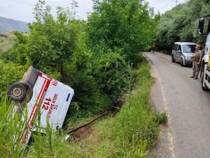 Üzüm bahçesine düşen ambulansın sürücüsü ve sağlık personeli yara almadan kurtuldu