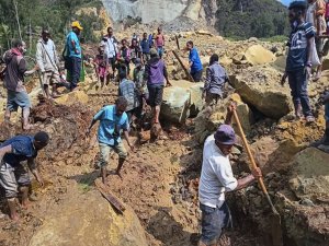 Papua Yeni Gine'de toprak altında kalanlardan sadece 7 cesede ulaşıldı