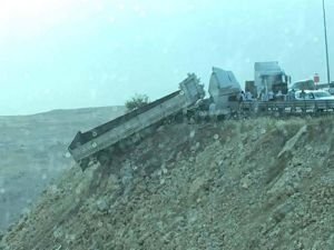 TIR uçurumun kenarında asılı kaldı
