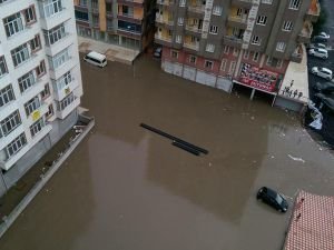 Sağanak yağış Batman'ın alt yapısını bir kez daha gözler önüne serdi!
