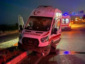 Ambulans refüje çarptı: 4 yaralı