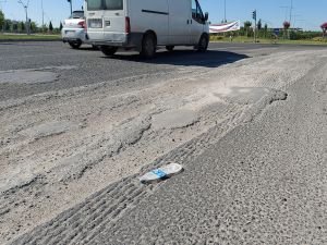 Diyarbakır'da beton mikserlerinin yola döktüğü betonlar tehlike saçıyor