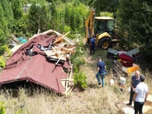 Kocaeli'de kaçak olduğu iddia edilen 11 ev yıkıldı